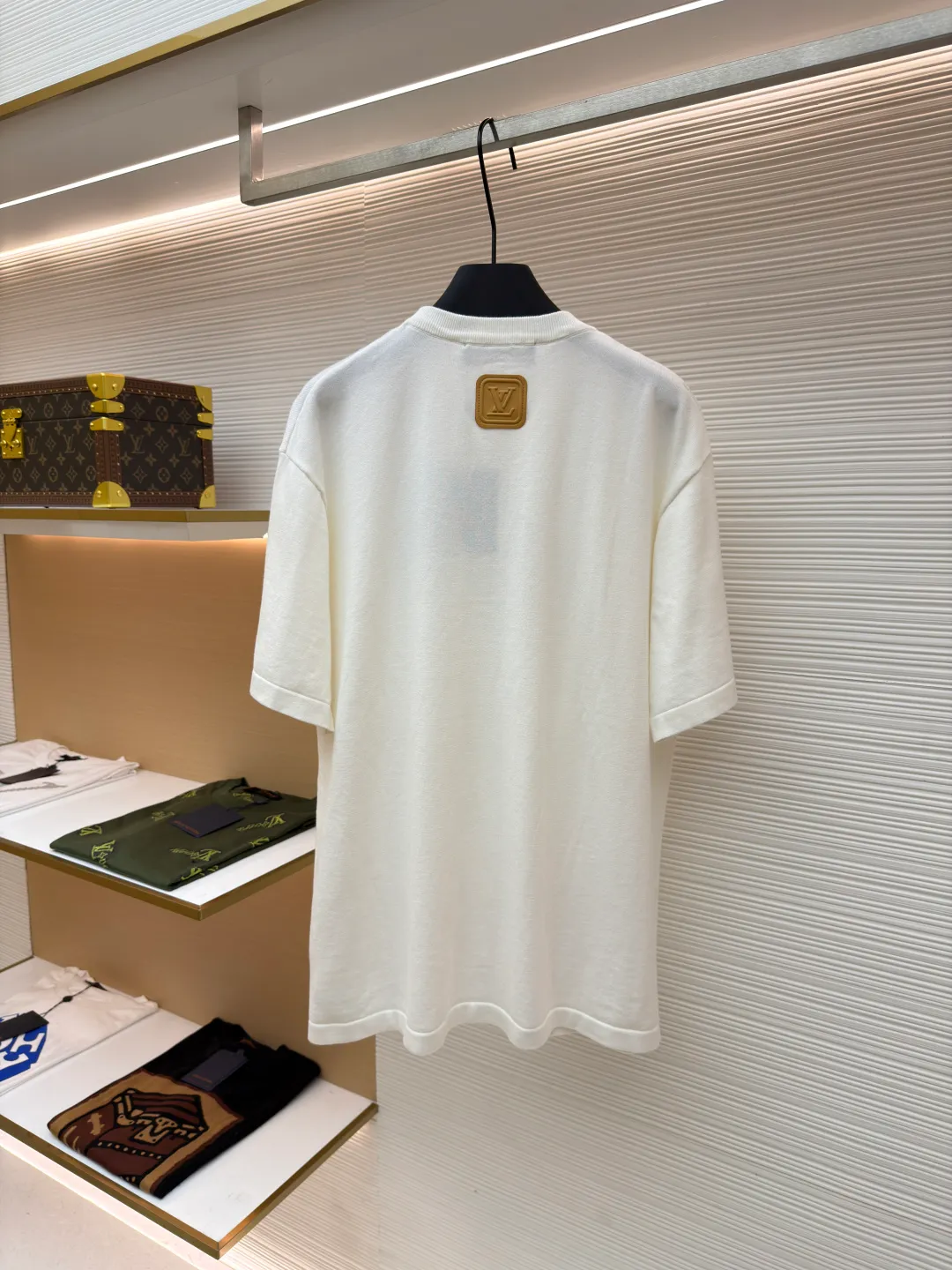 LOUIS VUITTON patched logo short sleeves ●Authentic product: purchased and developed at 9350 ●Item number: 1680944-A65 ●Fabric: high-quality fine cotton yarn ●Technology: wool washed ●Version: fitted version ●Weight: about 365 grams ●Size: The overall routing is straight and delicate, the fabric is comfortable and soft, the color is consistent and there is no color difference, it can be matched with the same style to create a fashionable look, and can be used in various occasions, customized accessories, complete with three standards, the same style for men and women!